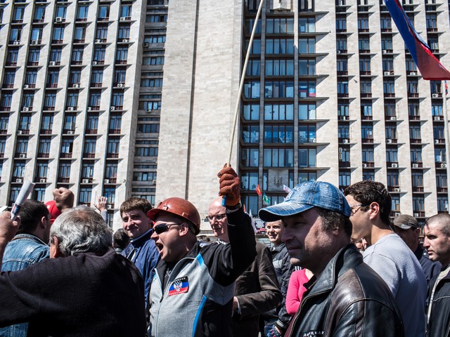 Сторонники самопровозглашенной Донецкой народной республики возле здания Донецкой облгосадминистрации, 7 мая 2014 г.
