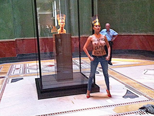 Акция активисток женского движения FEMEN в зале Египетского музея в Берлине 10 июля 2013 г.