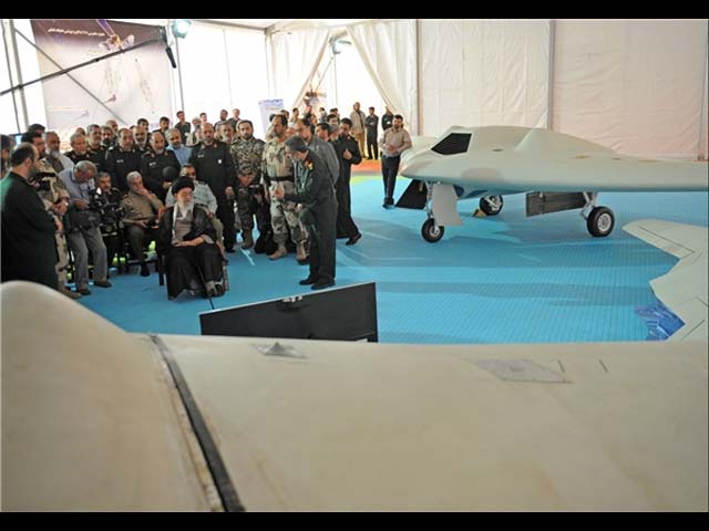 Али Хаменеи в демонстрационном зале Аэрокосмических войск КСИР