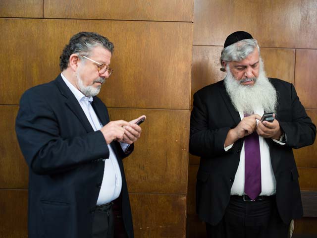 Бывший главный инженер иерусалимского муниципалитета Ури Шитрит и бывший вице-мэр Иерусалима Эли Симхайоф в Тель-авивском суде. 13 мая 2014 года