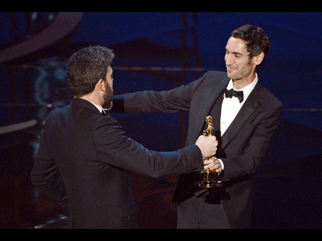 Бен Аффлек и Малик Бенджеллуль на церемонии вручения Оскара 24 февраля 2013 года 