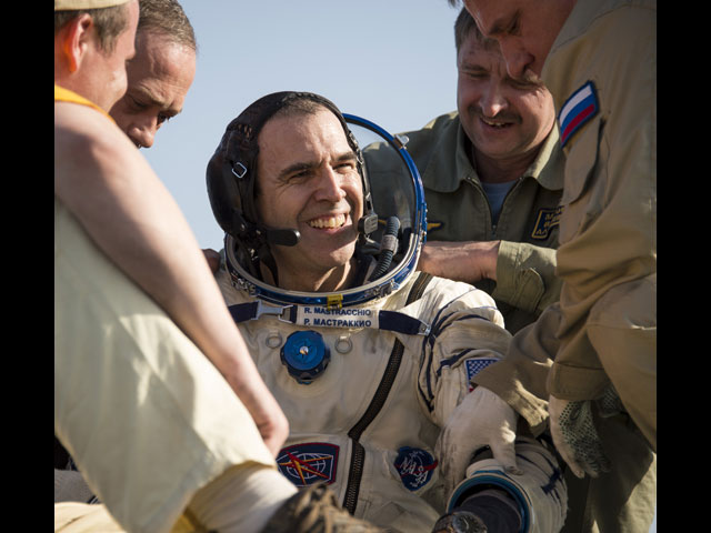 Американский астронавт Рик Мастраккио после возвращения на Землю 14 мая 2014 года
