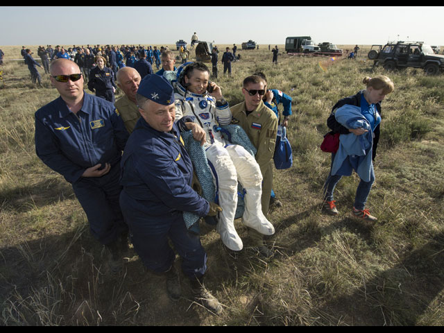Астронавт JAXA Коити Ваката после возвращения на Землю 14 мая 2014 года