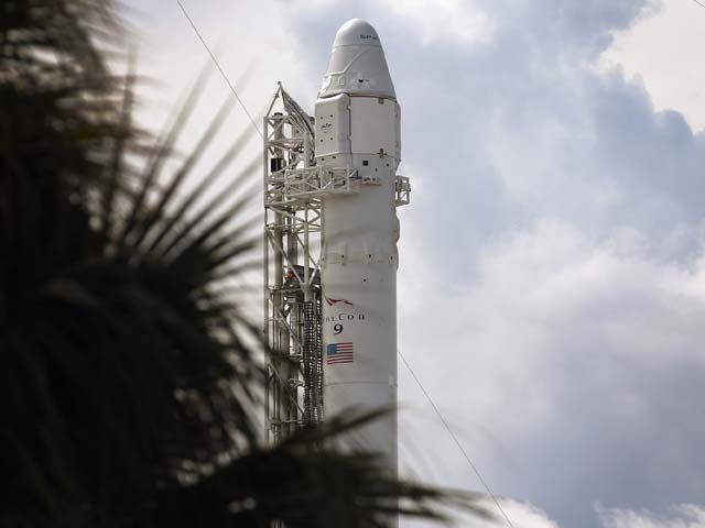 Ракета Falcon 9 (SpaceX) перед стартом 