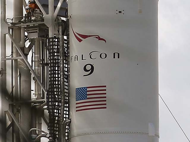 Ракета Falcon 9 (SpaceX) перед стартом 