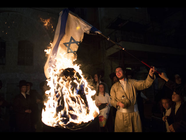 Активисты "Нетурей Карта" сжигают флаг Израиля в квартале Меа Шеарим