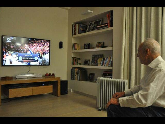 Шимон Перес смотрит матч "Маккаби"-"Реал"