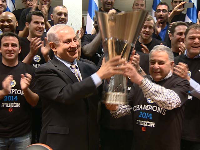 Биньямин Нетаниягу поздравляет команду "Маккаби" (Тель-Авив)
