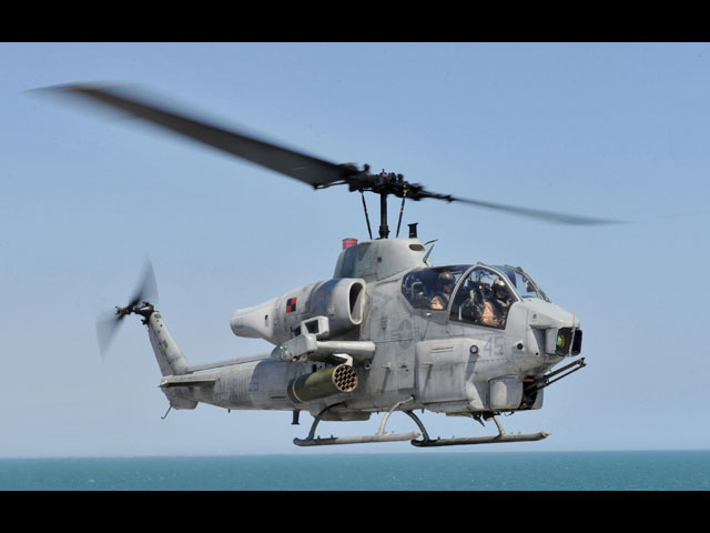 Вертолет Bell AH-1W