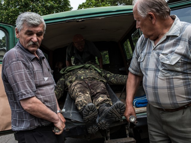 Тело украинского военнослужащего, погибшего под Волновахой, 22 мая 2014 г.