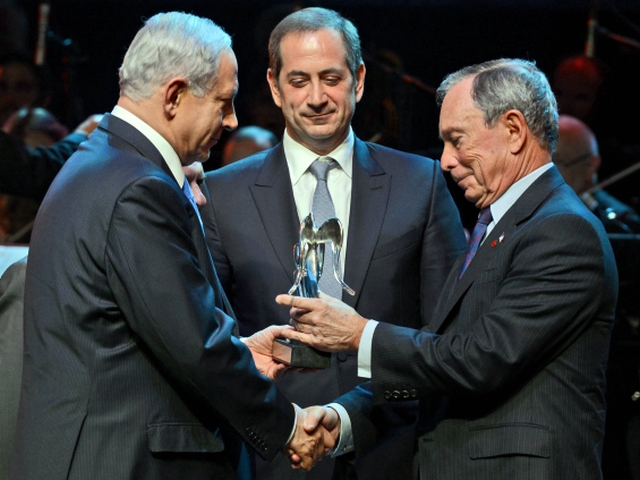 Биньямин Нетаниягу и Джей Лено вручают награду Майклу Блумбергу