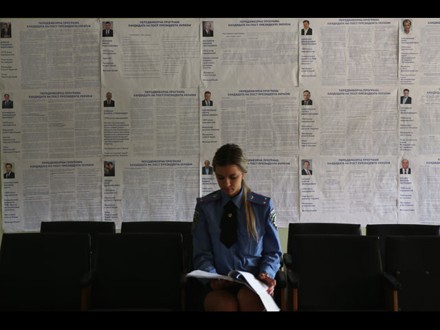 Подготовка избирательного участка в Киеве 24 мая 2014 года