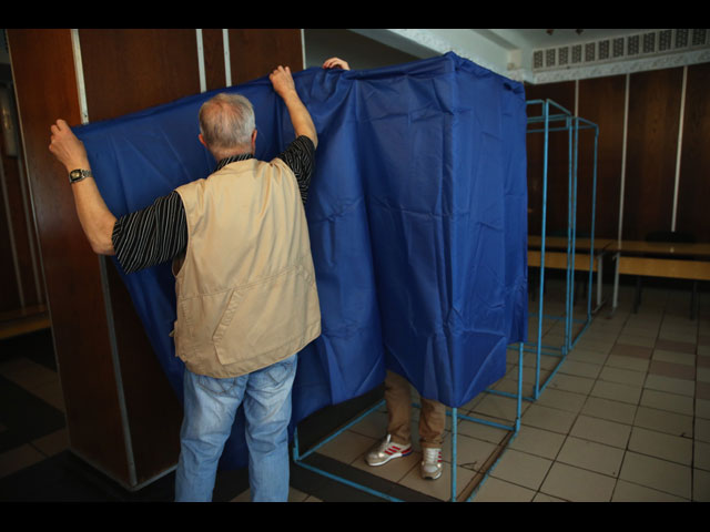 Подготовка избирательного участка в Киеве 24 мая 2014 года
