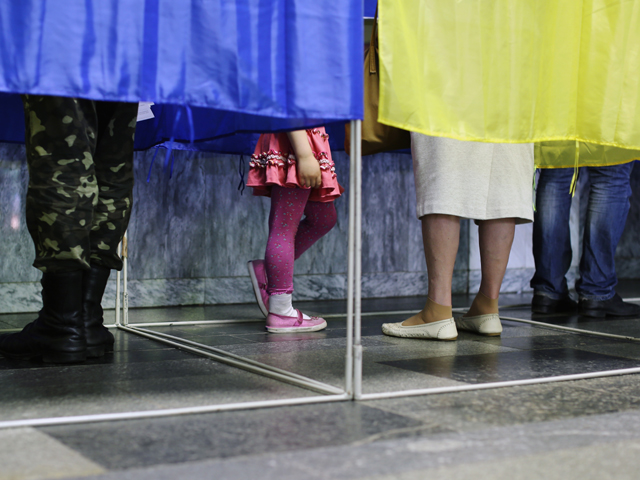 Exit polls: на президентских выборах в Украине побеждает Порошенко
