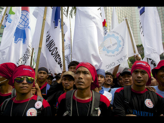 Первомай в Джакарте: "красные зомби" под ликами Кастро и Чавеса