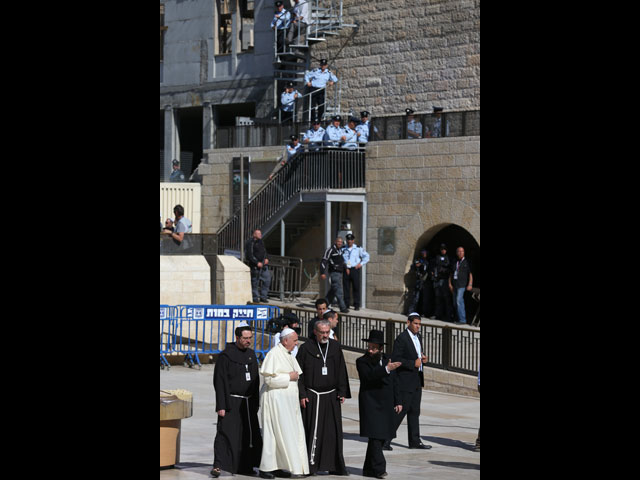 Папа Римский Франциск в сопровождении Шмуэля Рабиновича у Стены Плача 26 мая 2014 года