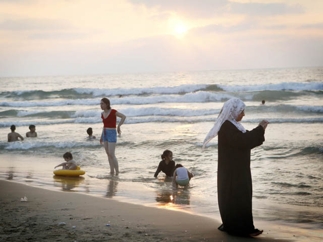 В Кувейте готовятся запретить купальники-бикини и глубокие декольте