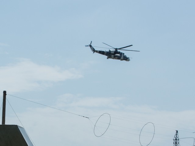  Украинский боевой вертолет в небе над Донецким аэропортом 26 мая 2014 года