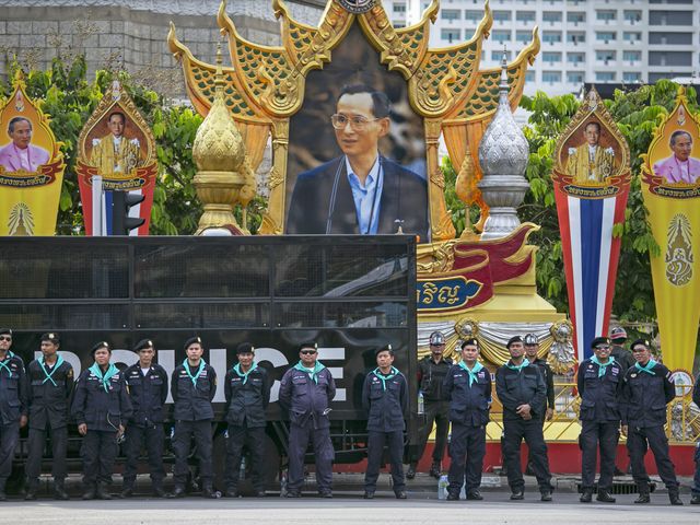 Полицейские охраняют монумент с портретом короля в Бангкоке