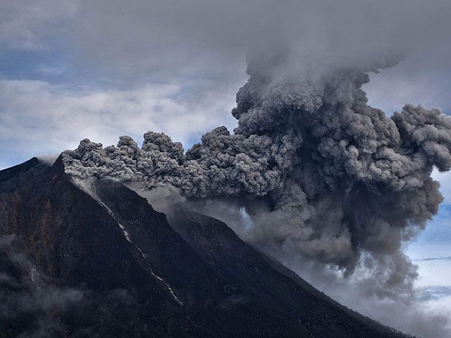 В Индонезии пробудился вулкан, Австралия отменяет авиарейсы