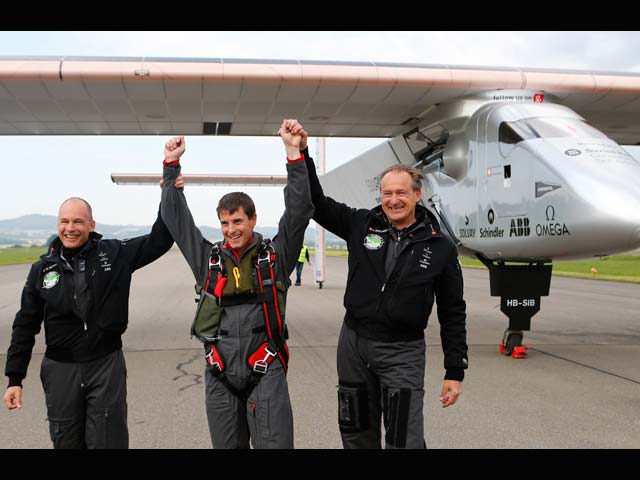 Бертран Пиккар, Маркус Шердель и Андрэ Боршберг после приземления Solar Impulse 2. Швейцария, 2 июня 2014 года
