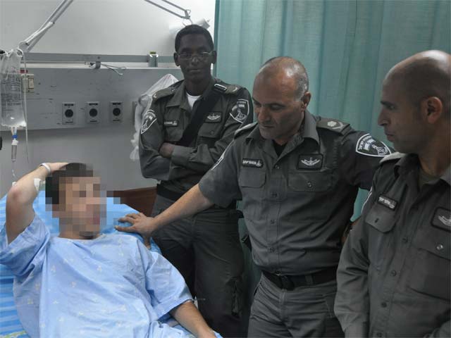 Офицеры МАГАВ навещают раненого в больнице "Бейлинсон"
