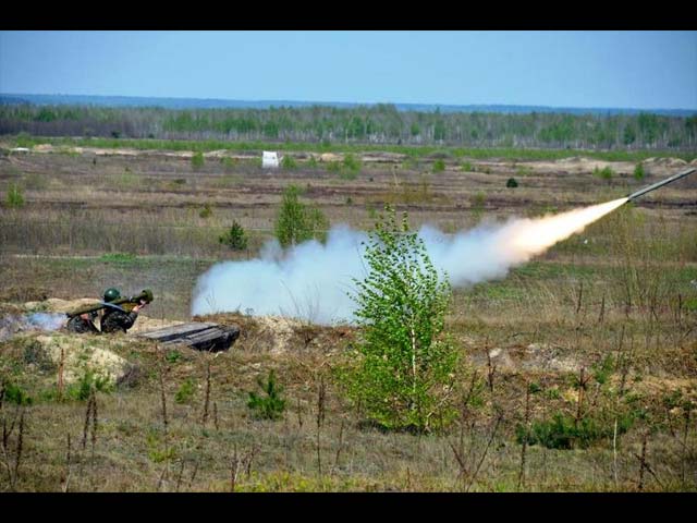 Пуск ракеты с помощью ПЗРК во время учений украинской армии