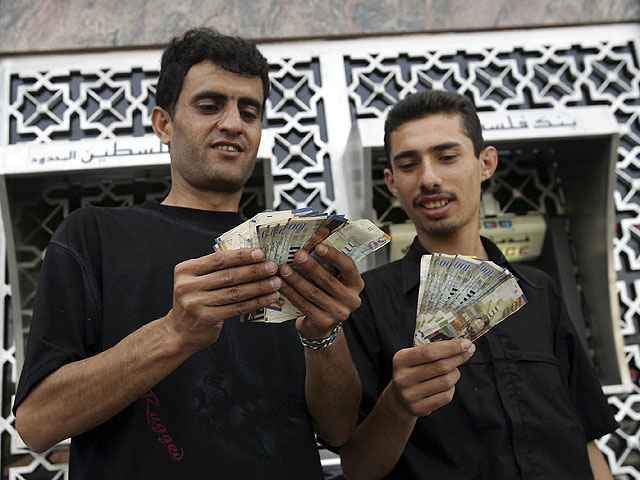 В день зарплаты банки сектора Газы закрылись в связи с опасностью бунта госчиновников