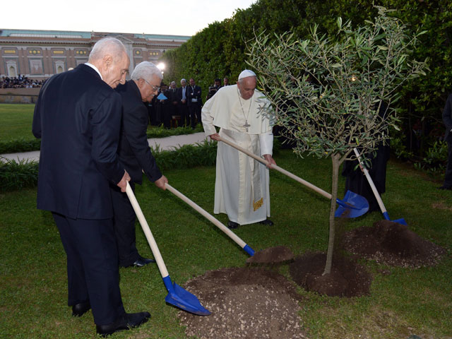 Шимон Перес, Махмуд Аббас и Папа Римский Франциск в Ватикане 8 июня 2014 года