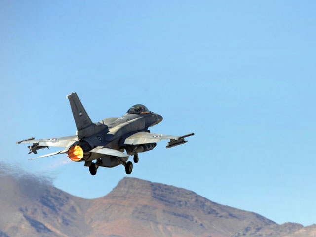 Многоцелевой самолет F-16, взлетающий с военной базы в ОАЭ