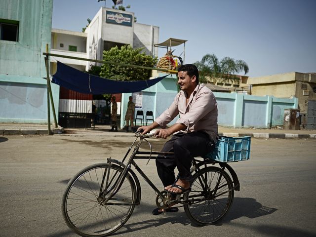 Президент Египта на велосипеде призвал граждан экономить топливо