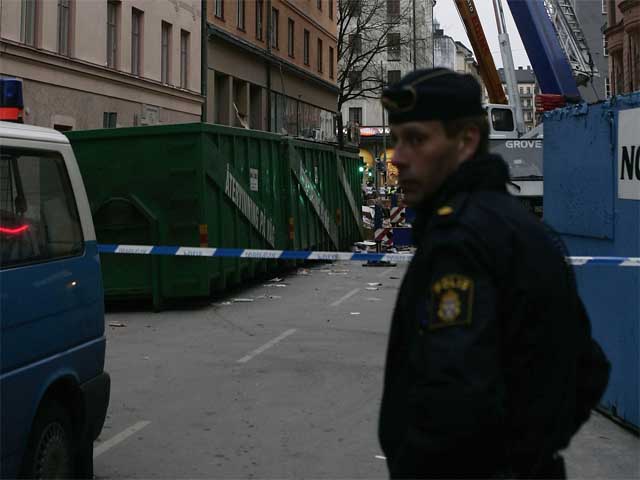 Неизвестный мужчина с бомбой на теле угрожал взорвать себя в центре Стокгольма