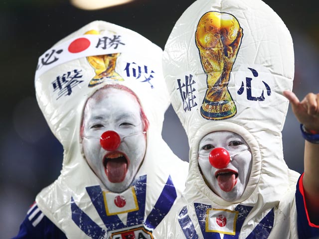 Греки в меньшинстве не проиграли сборной Японии. Колумбийцы вышли в плэй-офф