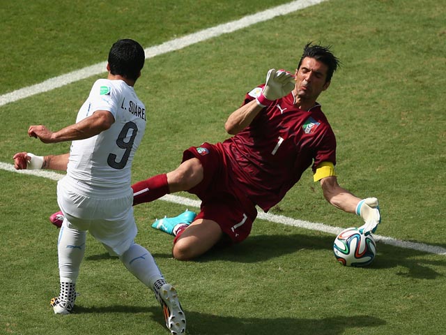 Итальянцы в меньшинстве не выстояли в матче со сборной Уругвая