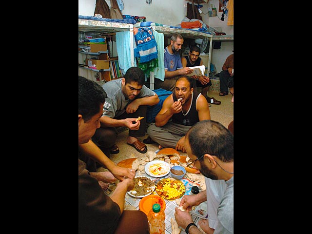 Административные заключенные израильских тюрем прекратили голодовку