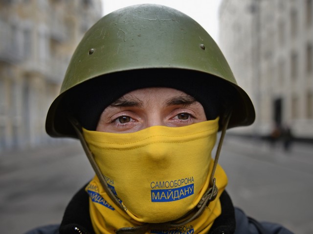 Киев: "Правый сектор" штурмует здание отеля "Турист", где проходит съезд профсоюзов
