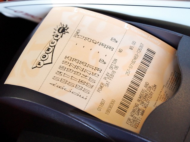 Два американца выбросили в мусорный бак лотерейный билет, выигравший $1 млн
