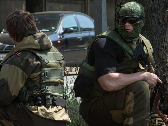 На востоке Украины продолжаются бои, погибли четверо солдат, захвачена часть Нацгвардии