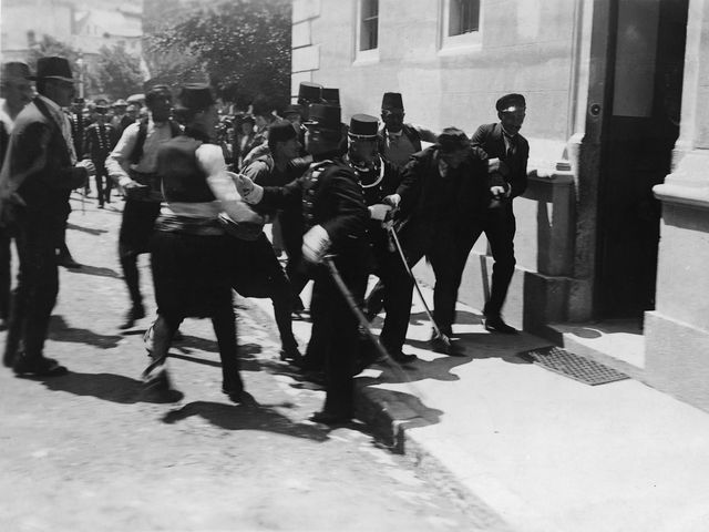 Арест Гаврило Принципа на месте убийства эрцгерцога Франца-Фердинанда и его супруги Софии. Сараево, 28.06.1914