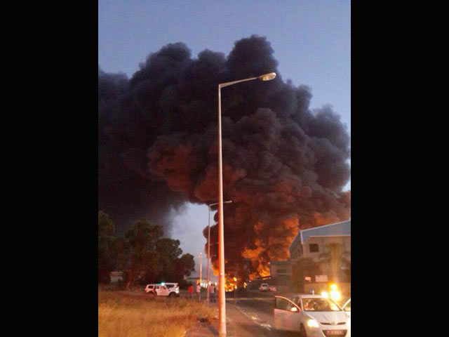Пожар в промзоне Сдерота, возникший после ракетного обстрела. Вечер 28 июня 2014 года