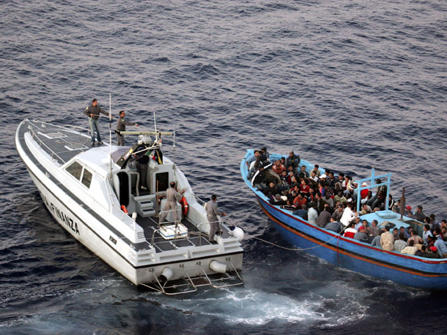 Перехват лодки с нелегальными мигрантами у берегов Италии