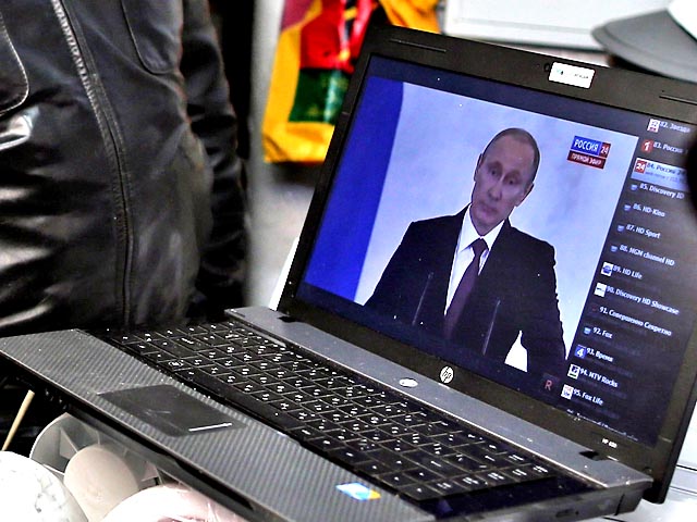 Путин подписал закон, предусматривающий тюрьму за "лайки" и "репосты"