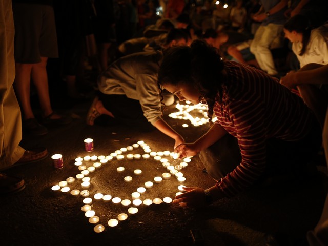 В Израиле проходят спонтанные акции памяти убитых террористами подростков, 30 июня 2014 г.