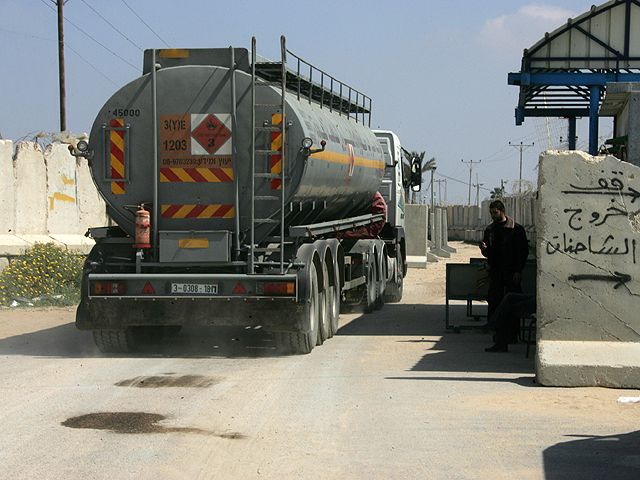 Несмотря на эскалацию конфликта, Израиль продолжает поставки топлива и стройматериалов в Газу  