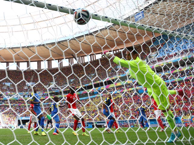 Швейцария забивает на последних секундах и выигрывает у Эквадора