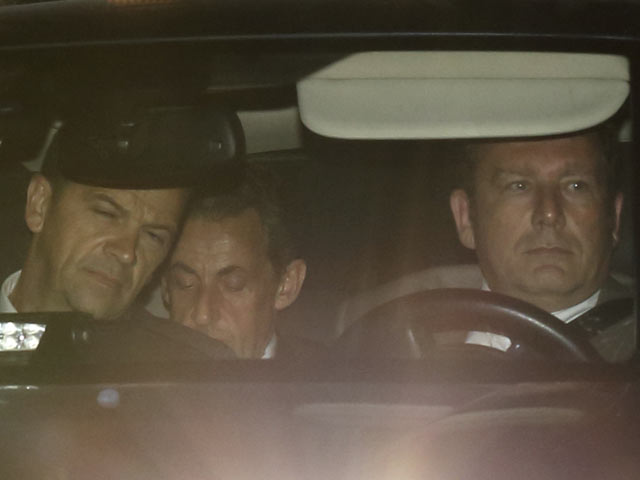 Николя Саркози (на заднем сиденье) после допроса. 2 июля 2014 года