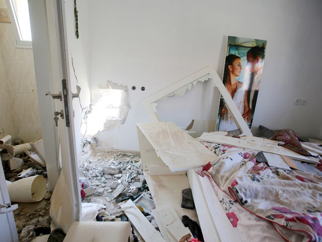 Дом в Сдероте после попадания ракеты