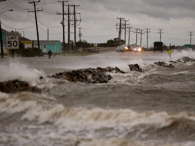 Из-за урагана "Артур" сотни тысяч канадцев остались без электричества