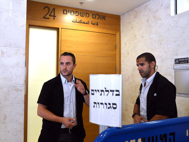 Около двери зала суда, где 6 июля 2014 года проходило заседание по вопросу о продлении ареста задержанных