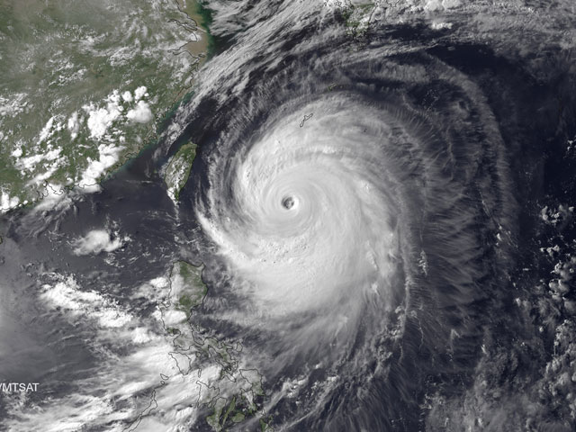 Снимок тайфуна  "Ногури", приближающегося к острову Окинава 7 июля 2014 года